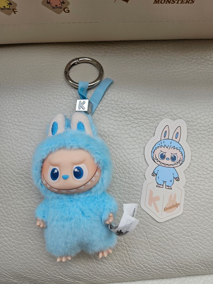 Labubu Pin for Love lettre K bleu turquoise Pop Mart