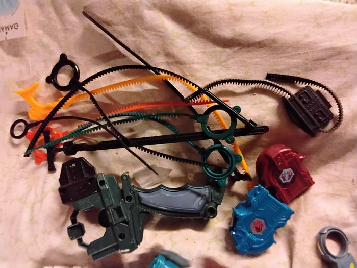 Lot de toupie s. Avec lanceurs - photo numéro 2