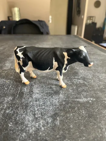Vache noire et blanche schleich