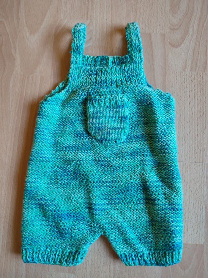 Salopette courte verte neuve tricotée à la main 3M