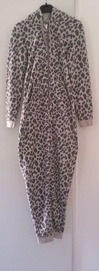 Combinaison pyjama marque Esmara taille S couleur gris léopard pour femme