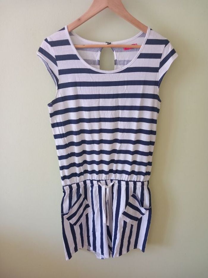 Combi short avec lien de serrage et petits poches sur le short