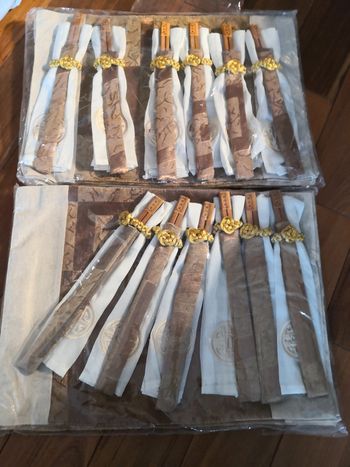 Sets de table, baguettes et serviettes assorties