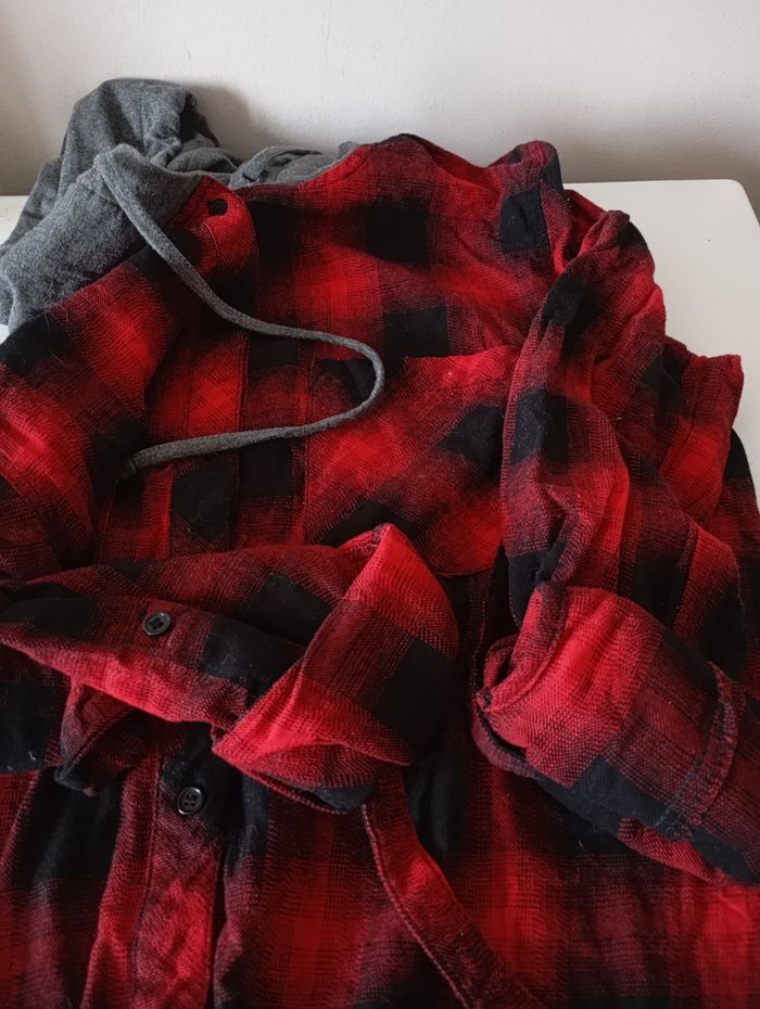 Chemise avec capuche et 2 poches . Taille M .Coton carreaux  rouge et noir . Jennyfer. État neuf - photo numéro 3