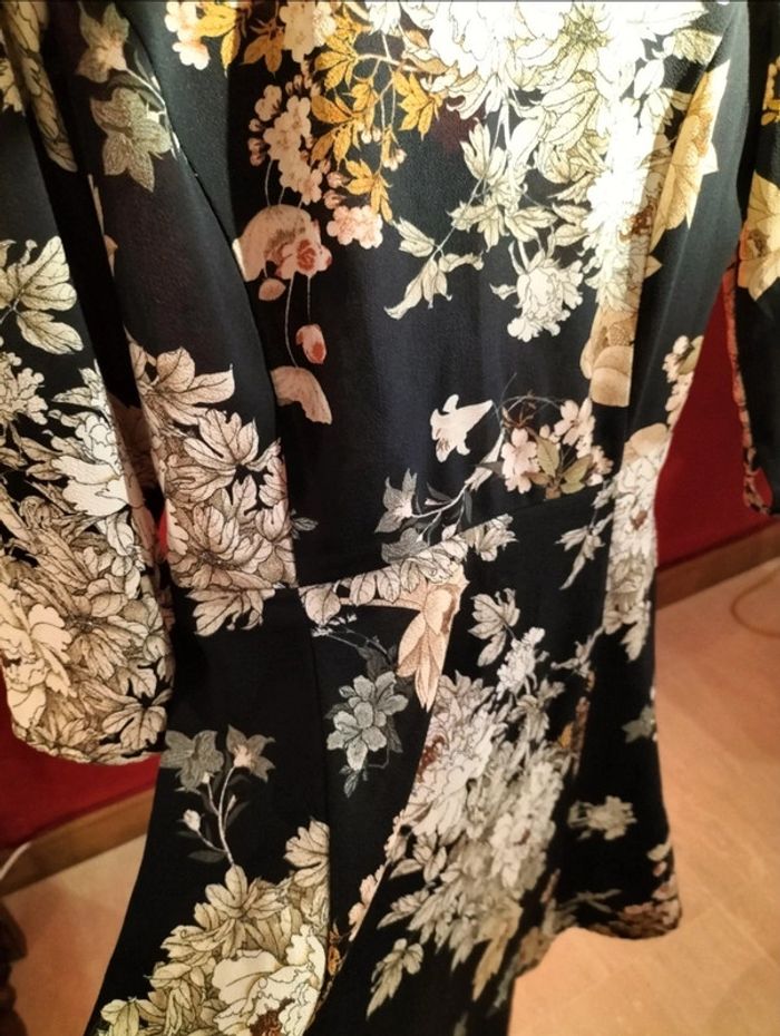 Robe originale avec décolleté dos - motif fleurs - photo numéro 2