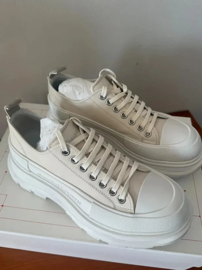 Baskets Alexander McQueen Tread Slick Low Lace Up Beige - photo numéro 4