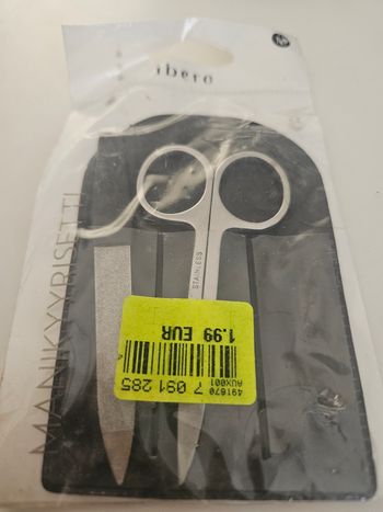  produit est un set de manucure en acier