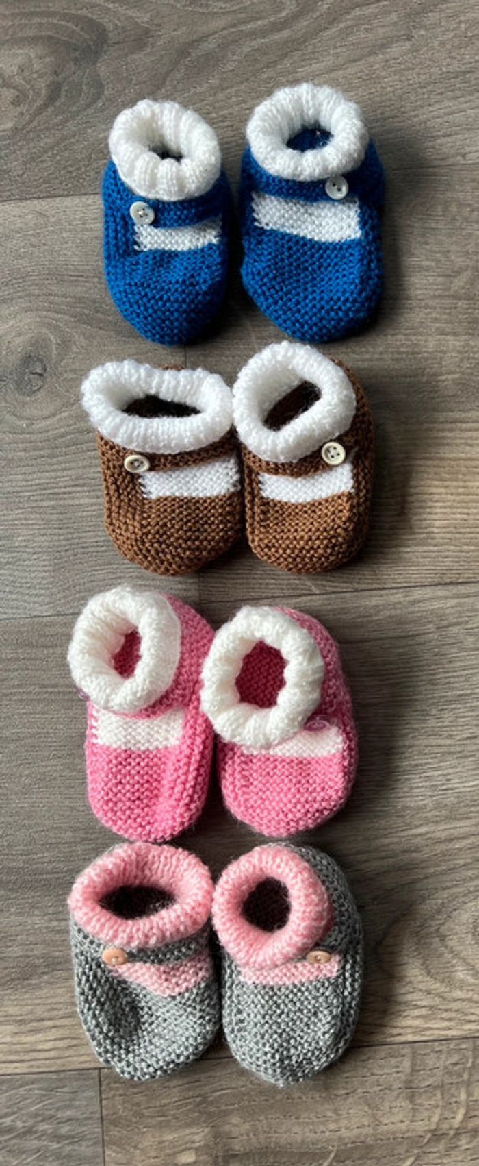 Lot de 4 chaussons bébés tricotés rose gris bleu marron