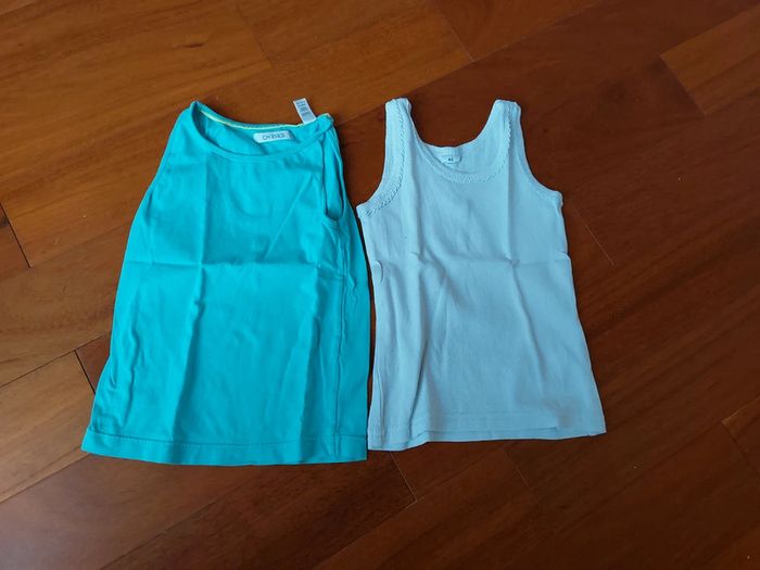 2 débardeurs