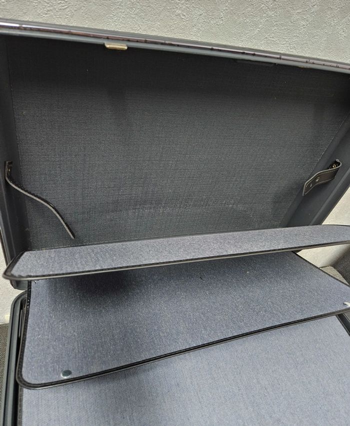 Valise rigide.
Delsey.
51x39x17cm.
En l'état. - photo numéro 9