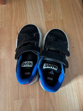 Chaussures Adidas Spider-Man Taille 27 – Style Marvel pour Super-Héros en Herbe