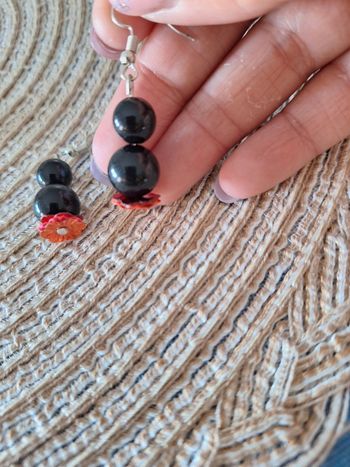 Boucles d'oreilles fantaisie en perles noires