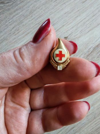 Pin's epinglette dorée Croix Rouge donneur de sang
