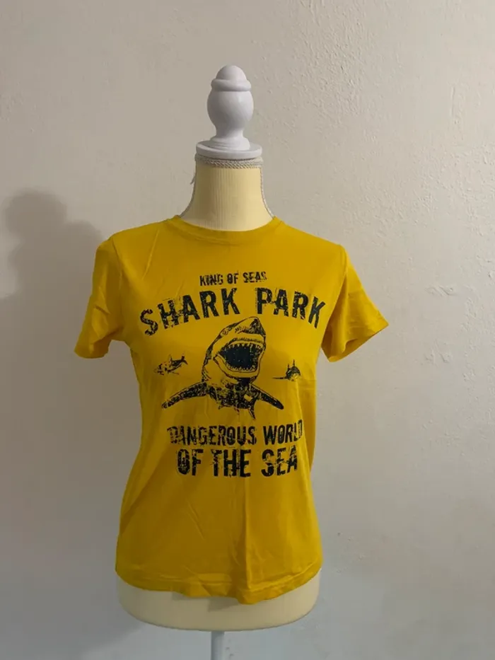T-shirt jaune imprimé requin – Kiabi – 12 ans
