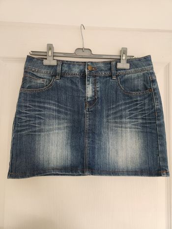 Jupe courte en jean.