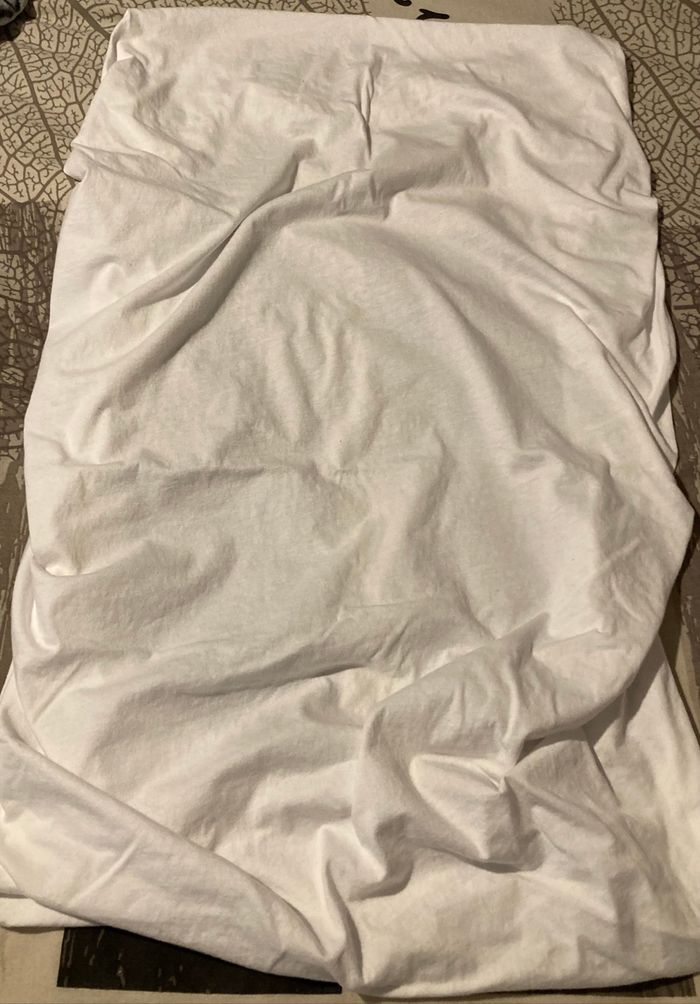 2 draps housse pour lit bébé 1 blanc et 1 crème En très bon état lavé et aucunes taches - photo numéro 3