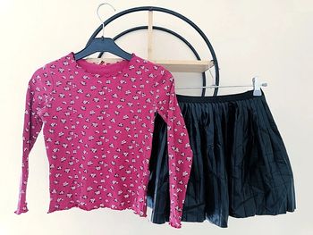 8 ans ensemble Teeshirt côtelé tape a l oeil 8 ans )et jupe simili h&m (7-8 ans)