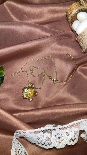 Collier avec grosse fleur dorée