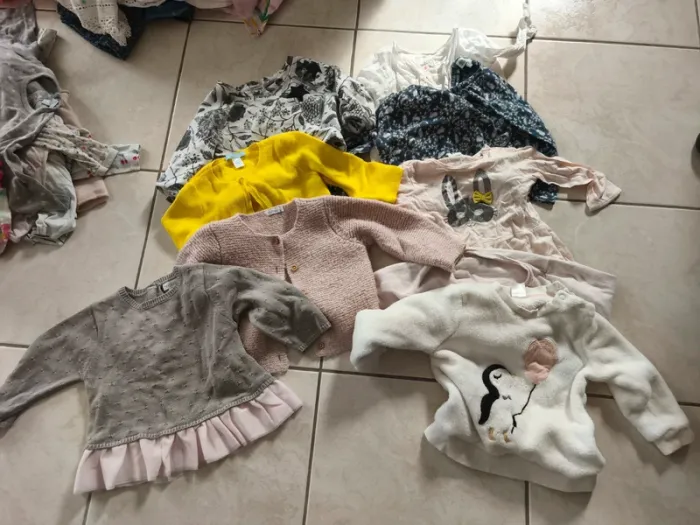 Lot  84 vêtements bébé fille 12 mois - photo numéro 2