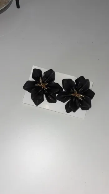 Magnifique boucles d'oreilles fleurs noires