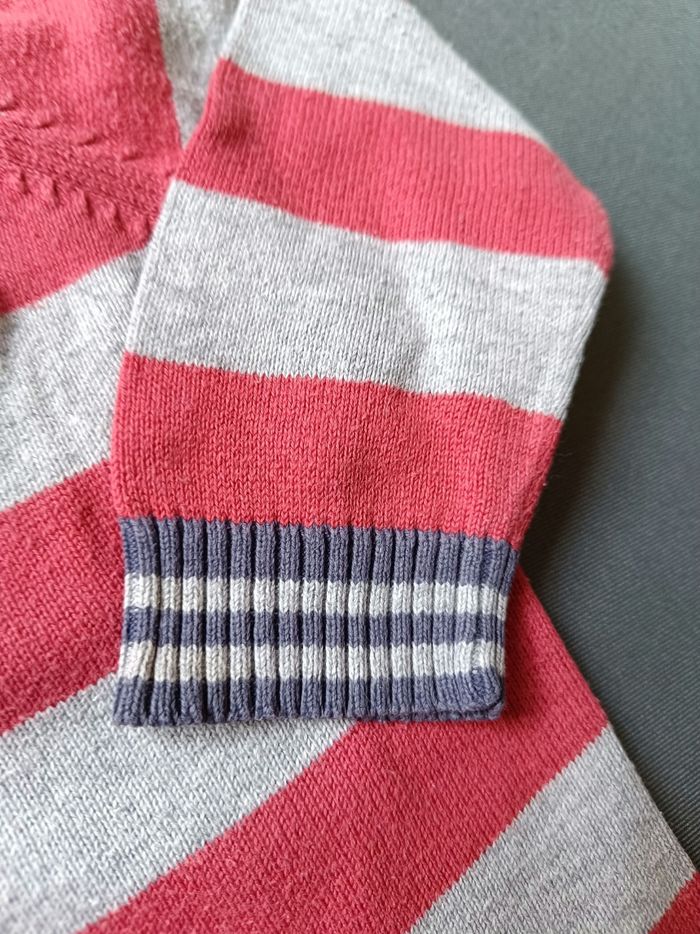 Pull gris et rouge rayé 🦕 Taille 9 mois - photo numéro 5