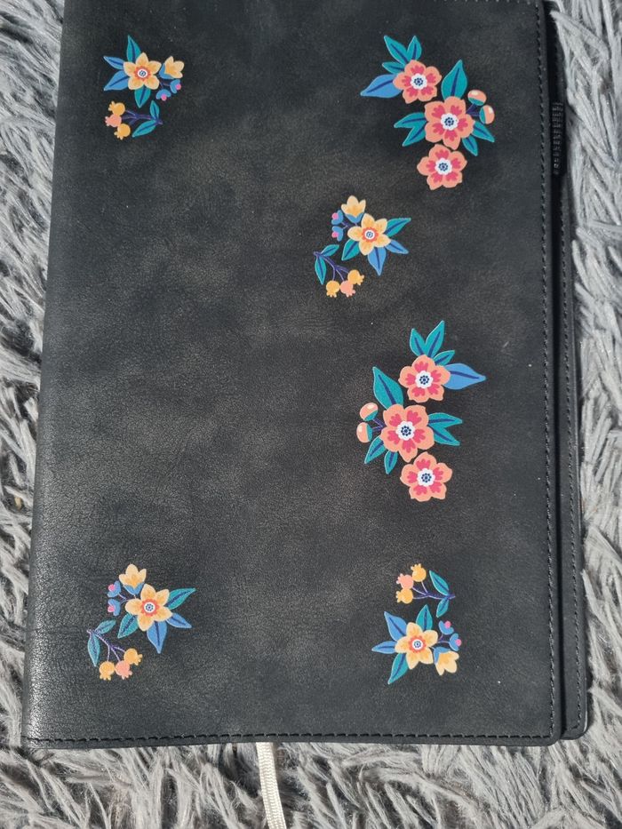 Protège cahier noir à fleurs style cuir - photo numéro 2
