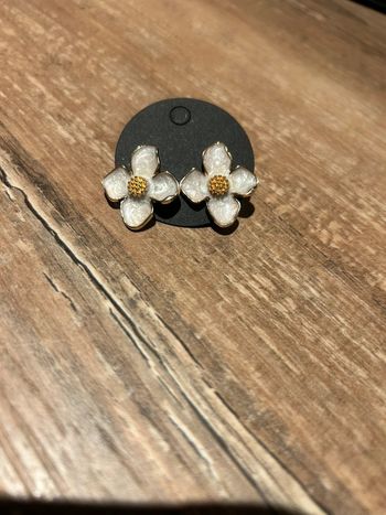 Boucles d’oreilles fleurs blanches neuve