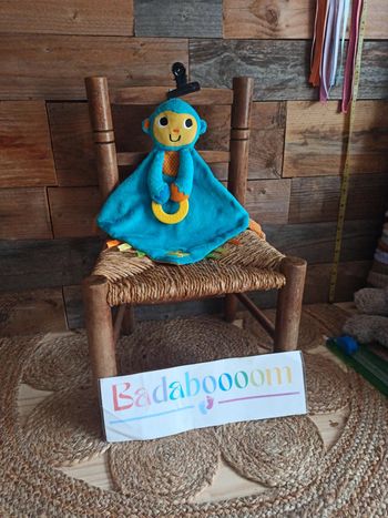 Doudou singe bleu banane tbe