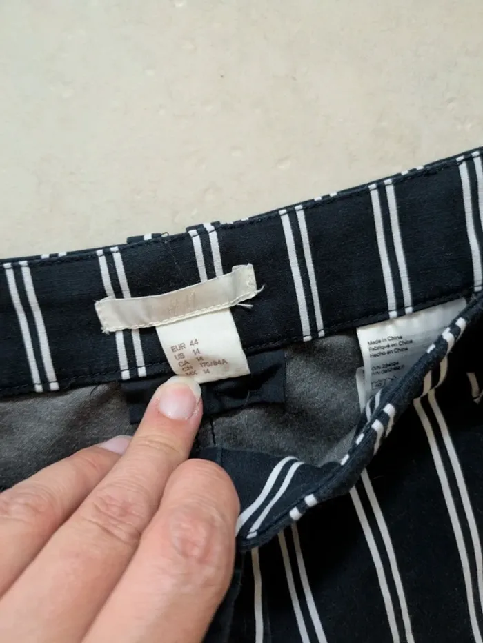 Magnifique pantacourt H&M bleu marine rayé blanc taille 44 - photo numéro 2