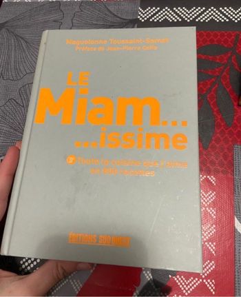 Gros livre de cuisine