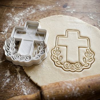 Emporte-pièce Croix Florale Découpoir Biscuit Sablé Baptême Communion Pâte à Sucre