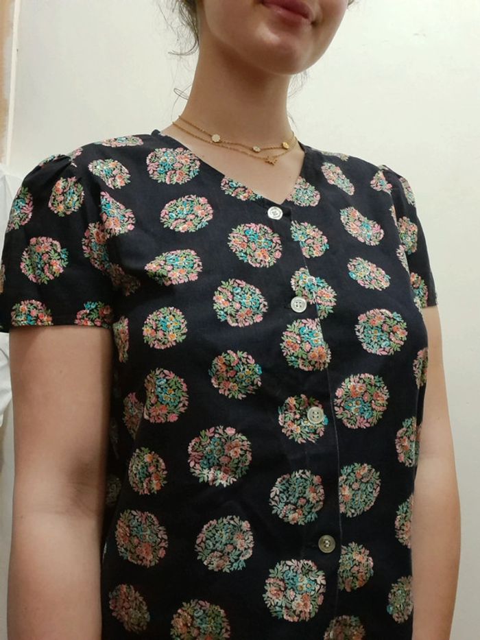 Blouse noir et fleurie manches bouffante taille m - photo numéro 3