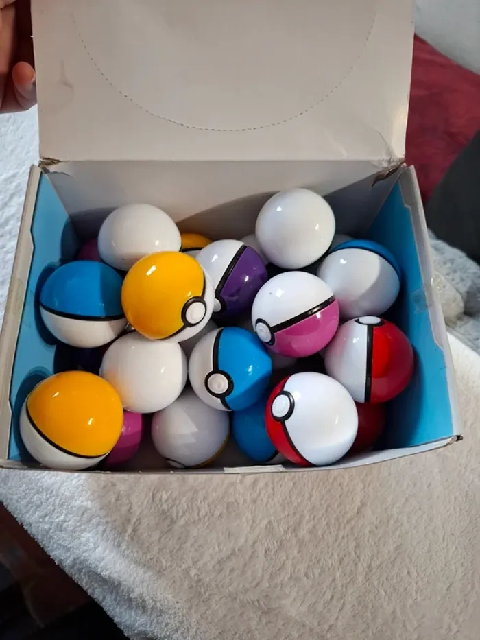Magnifique lot de 24 pokeball neuve