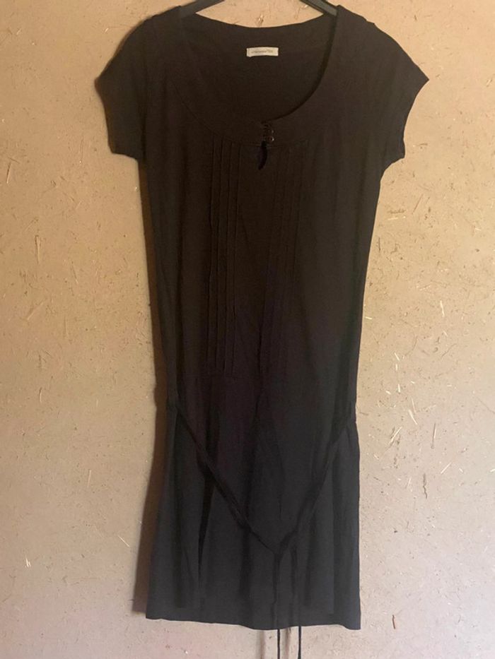 Robe noire avec ceinture - photo numéro 2