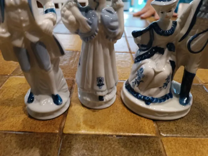 Figurine vintage porcelaine bleu et blanche - photo numéro 3