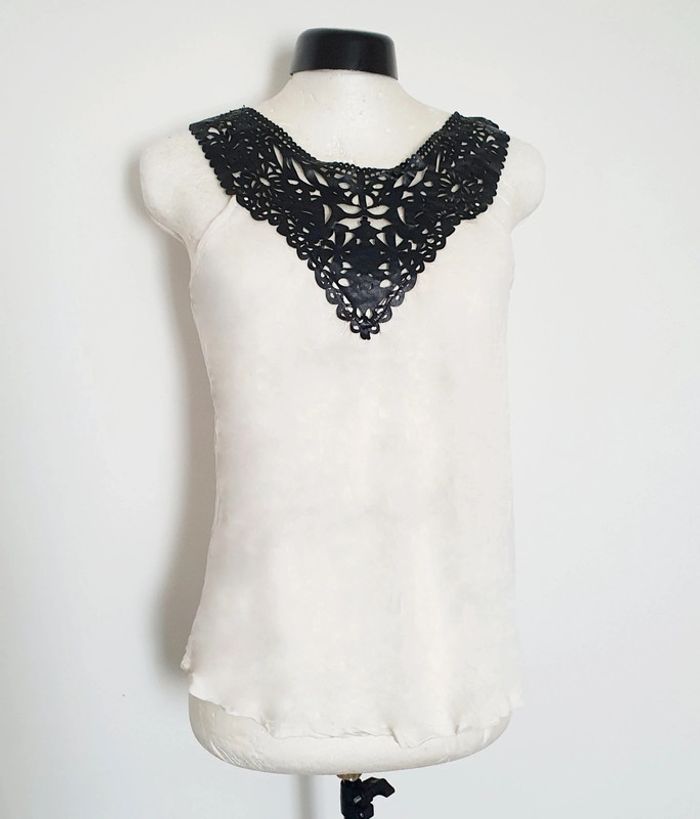 Haut creme & noir avec un effet cuir au col 36