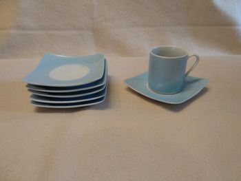6 sous tasses carrées et 1 tasse à café 