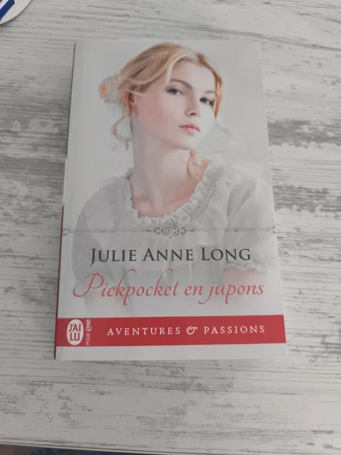 Pickpocket en jupon. Julie ann Long