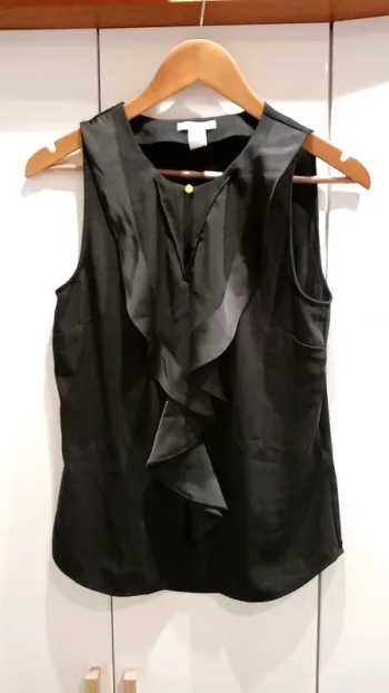 Top noir chic volant