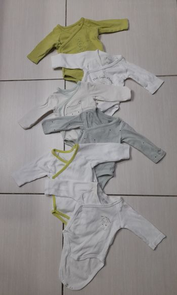 Lot de bodies 1 mois 
Beaucoup utilisés mais peuvent encore servir
