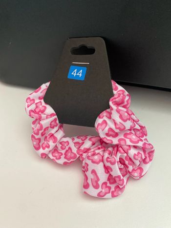 Chouchou blanc à fleurs rose