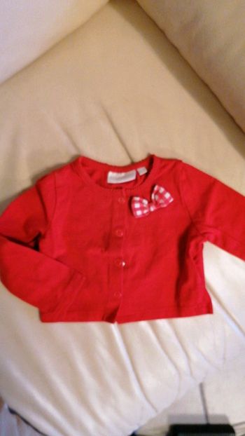 Gilet rouge à noeud