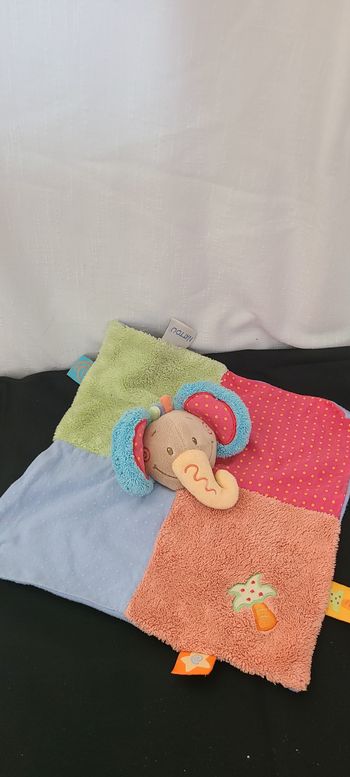 Eléphant NATTOU doudou carré plat orange et bleu vert rouge palmier