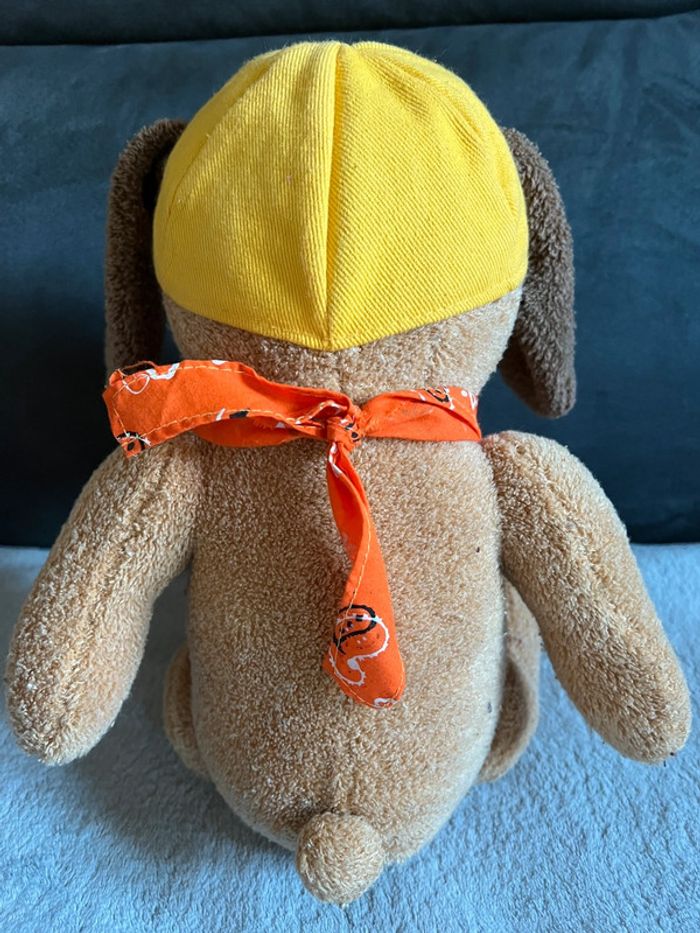 Chien avec casquette et bandana 🐶 30cm assis - photo numéro 2