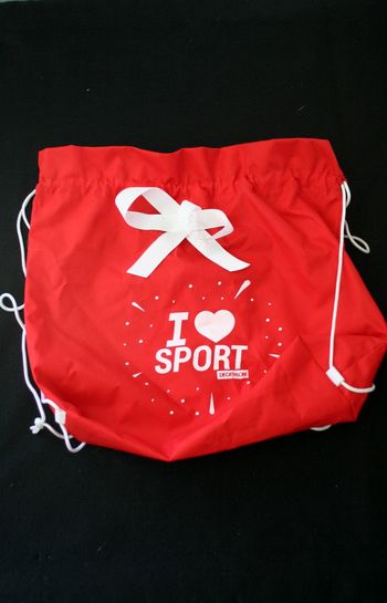 Emballage cadeau Décathlon rouge