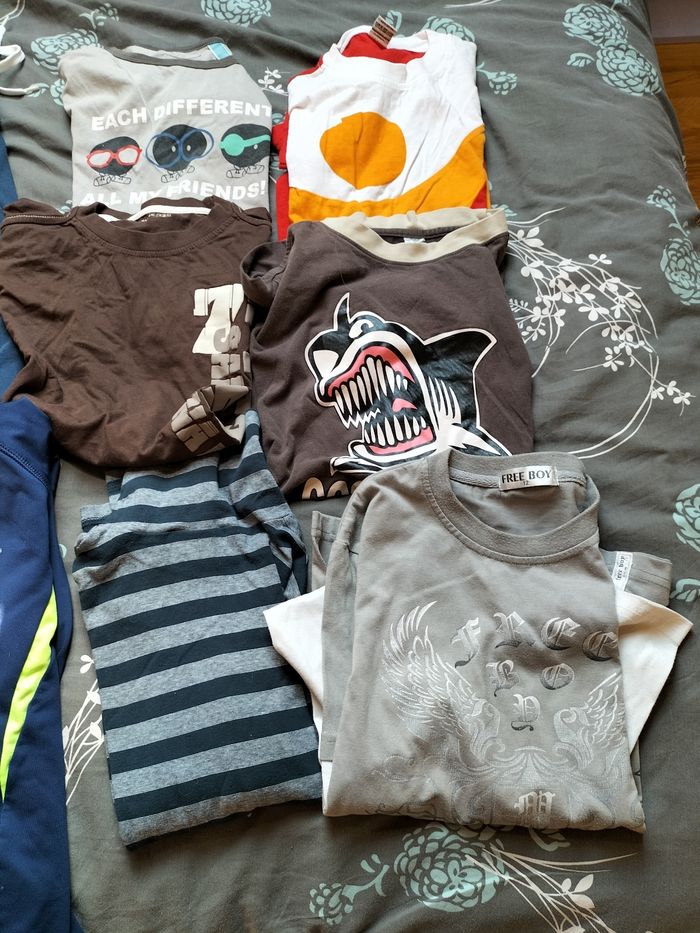 Lot vêtements garçon taille 12 1 pantalon de jogging 1sweat 1 sous pull 1 Tee shirt manches longues 4 Tee shirt manches courtes - photo numéro 3