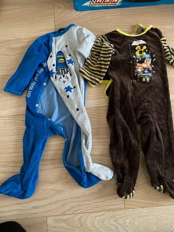 Lot e 2 pyjamas 12 mois très  bon etat du pareil au même