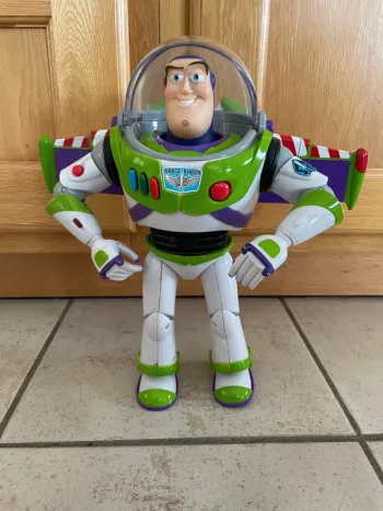 Buzz l'éclair (piles incluses) parle en français