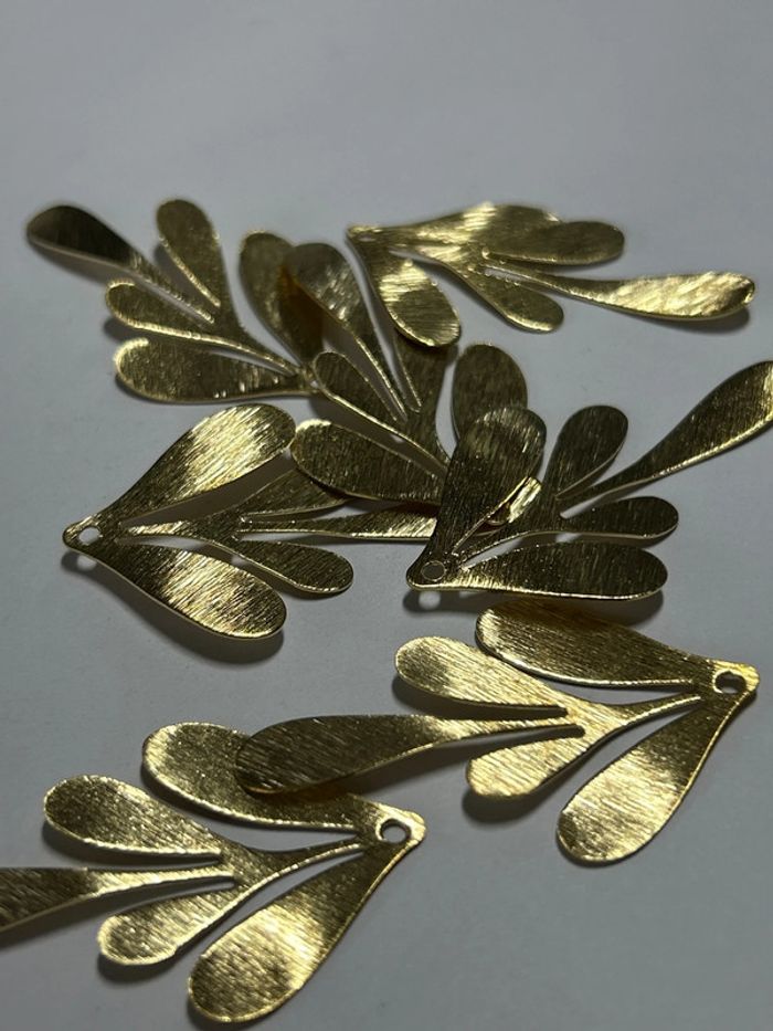 B52, Accessoires en vrac, métal doré à vernir