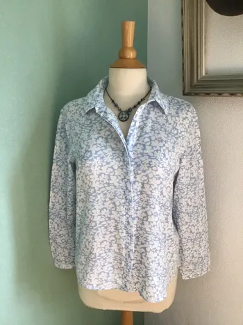 Chemise bleu ciel et blanche